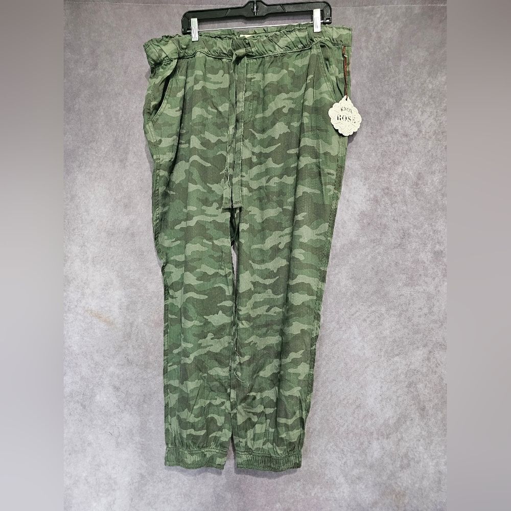 ‎Women's Mid Rise Camo Jogger Pants Medium